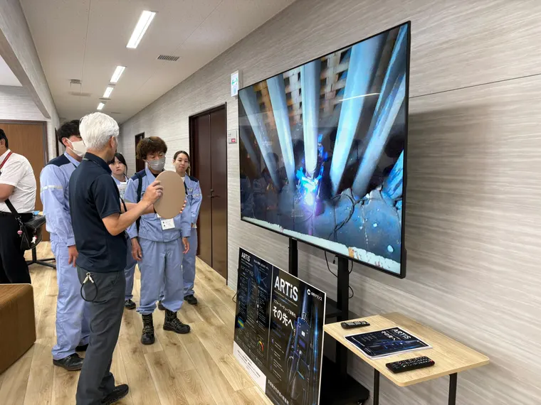 Chugai Technos briefing plant maintenance engineers on ARTiS, the crawler working inside a reformer box on the screen beside them