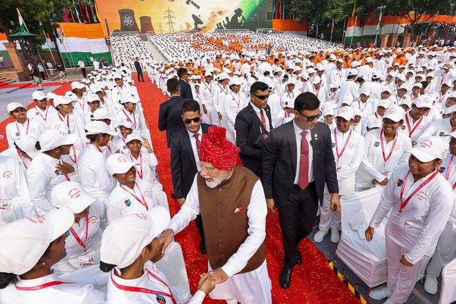 The Prime Minister greeting participants of the 80th Independence Day celebrations at the Red Fort
